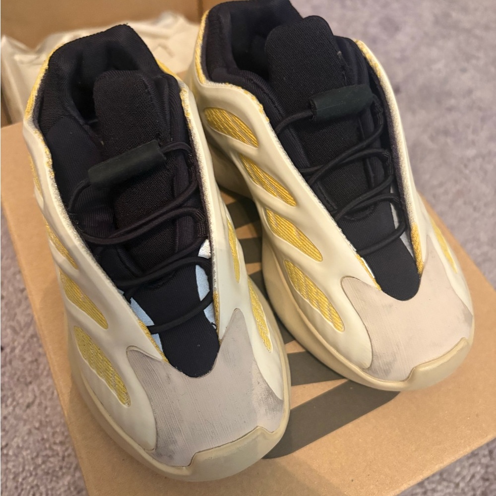 Yeezy 700 v3 infants size 8c
